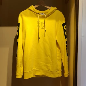 Hoodie jack and Jones  - Gul hoodie från jack and Jones storlek M | Hör av er om ni har frågor!