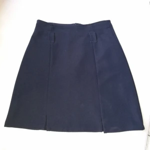 Kort mörkblå kjol från Humana - Suuuupersöt, stretchig, mjuk, SKÖN!!! kortkjol från Humana! Älskar den mörkblåfärgen 💙🐚 den ger en lite American Apparel vibes! Använd kanske ett tiotal gånger, säljer pga blivit för liten för mig 💔 minns att kassörskan på humana ba gud vilken söt kjol man ba jaa 😌 Eftersom den e stretchig kan den nog passa både XS och S beroende på vilken fit man gillar! Tror tyget e någon polyesterblandning