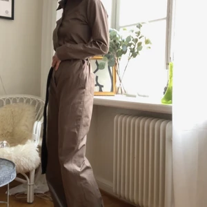 Snyyygg byxdress från Nydén - En skiiitsnygg byxdress som är varsamt använd. Den är i strl 34 men lite för stor för mig. Benen är väldigt långa och passar nån som är 172+ (och mig som är 168 i klack) men går säkert att lägga upp också. Går att dra åt i midjan rejält om så önskas. Dyr i inköp, har dock glömt exakt pris.