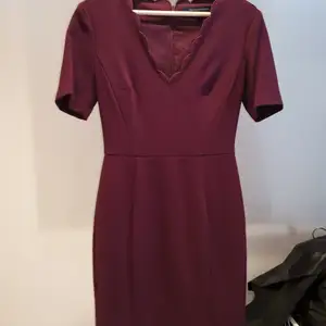 Bourbon dress from French Connection, never worn it, i am selling because it does not fit me anymore :( i absolutely love this dress, it has a knee lenght, v neck, short sleeves, the colour its just beautiful, perfect for office or even a party, paired with the right accessories. Sizd is xxs, but it will fit xs and s too