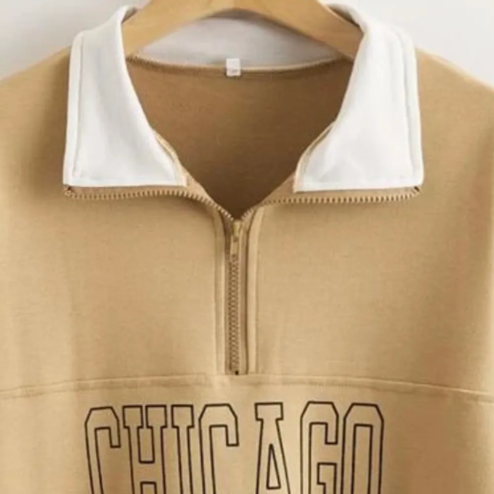 Mocca beige sweatshirt Letter Chicago som kommit till användning men bra skick och sparsam, köpt för 230 på secondhand. Hoodies.