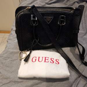 Original Guess shoulder bag with dust bag and 4 compartments. Very cute detail with the logo, heart and key 