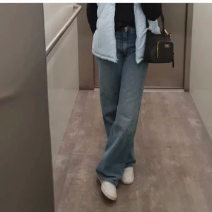 Monki jeans  - Snygga monki jeans som har blivit försmå, de är i storlek 25 eller 26. Och passar till alla längder upp till 172 typ! Beroende på hur man vill att de ska sitta. Superfina och som nya!