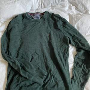 En grön TH tröja jag ärvt av min storebror, använd en del men fortfarande i super fint skick! Från manavdelningen men passar mig perfekt som är en S i dam storlek!