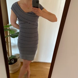 Blå/vit mönstrad mjuk klänning, stlk S - Mjuk blå/vit mönstrad klänning. Figurnära, bra längd för t.ex kontoret. Köpt i Nice för några år sedan, använd ett fåtal gånger. Stlk S, men skulle även passa M då den är stretchig. Skriv om du har frågor 🌼