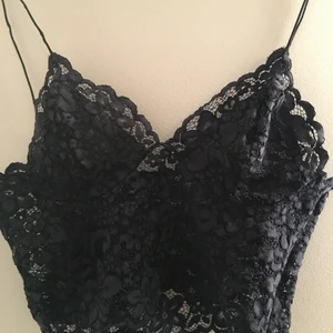 Mörkblått spetslinne - Mörkblått spetslinne från zara, storlek m, aldrig använd. Fler bilder kan skickas vid intresse. Köpare står för frakt.