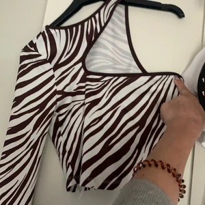 Mönstrad topp - Cool tröja från shein storlek 34! Aldrig använd! Frakt står köparen för! Spårbar 66kr eller med frimärken 36kr! Kolla även in mina andra annonser!❤️