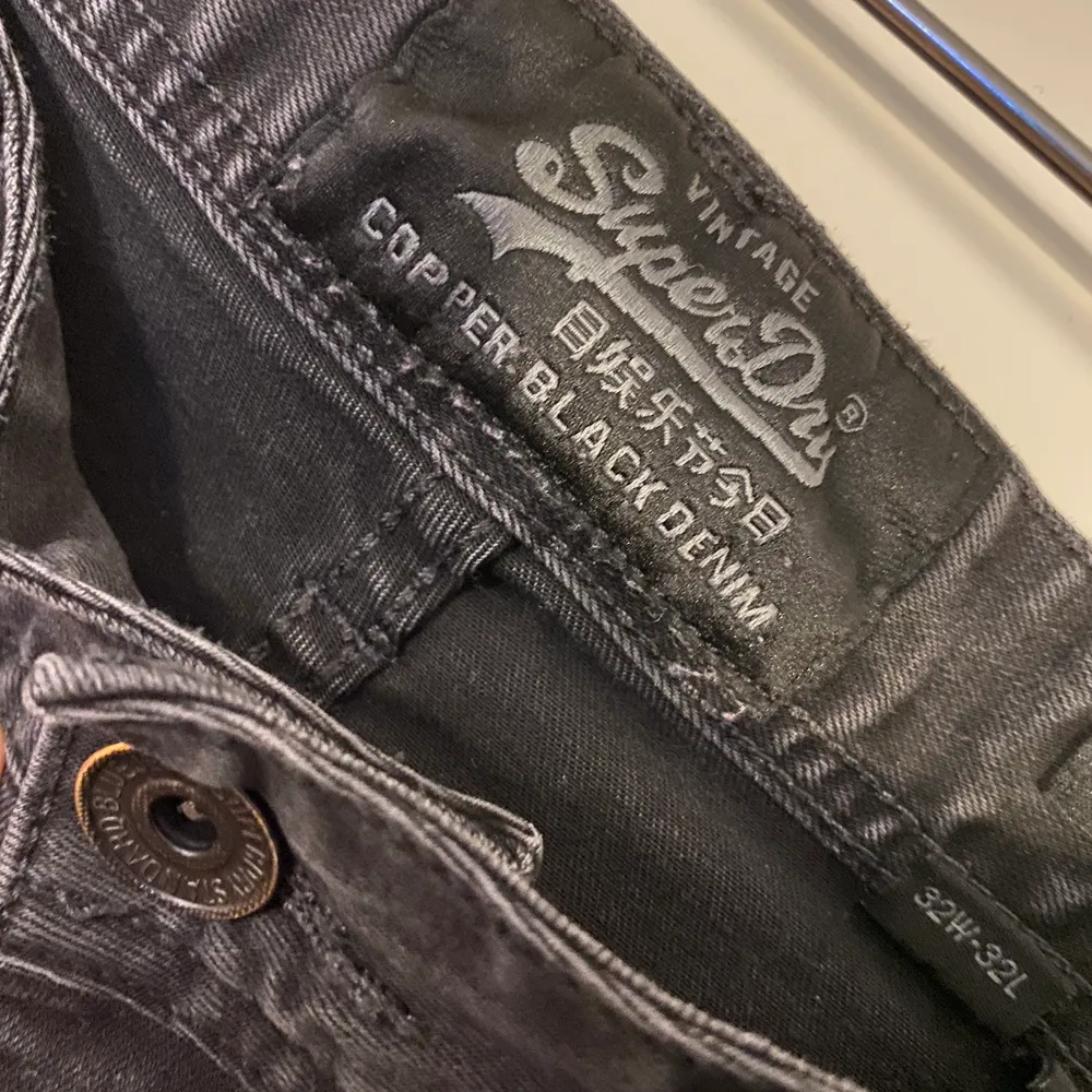 Svarta Superdry jeans med knäslitning i fint skick, W32 L32. Jeans & Byxor.