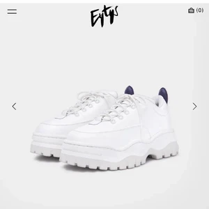 Eytys Angel sneaker - !Laddar upp denna annons igen!  Eytys i modellen Angel i vitt lack, storlek 39. Köpta på Nathalie Schuterman, Sparsamt använda. Original snören och kartong tillkommer.