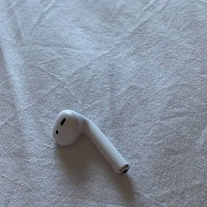 Airpod  - Säljer en höger airpod som funkar utmärkt :)