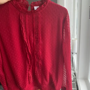 Röd blus från Lindex - Jag säljer denna fina blus från Lindex som är i storlek 170 (s) för 150 kronor + eventuell frakt.