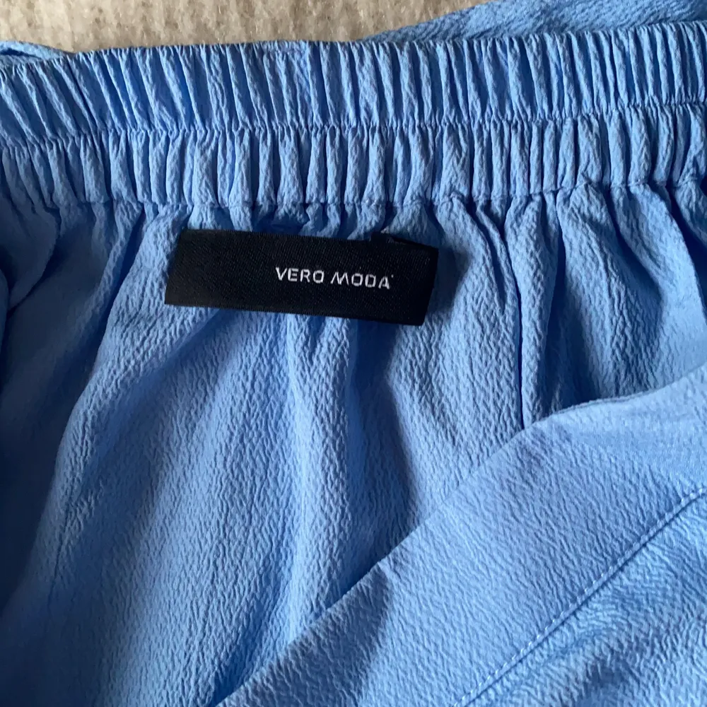 Säljer min snygga Vero Moda kjol som jag köpte för ca ett år sedan, säljer då den tyvär inte kommer till användning! Det är i jättebra skick då den knappt är använd!💕 köpte den för ungefär 349kr om jag minns rätt! Pris kan diskuteras!. Kjolar.
