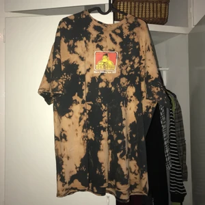 Tie-Dye Ben Davis T-Shirt - En asfet Ben Davis t-shirt i storlek 2XL som jag blekt själv! Jättesnygg men den används tyvärr inte så mycket mer:( Säljer för 140 + frakt🥰