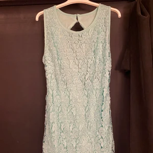 Turkos klänning med spets - Använd fåtal gånger, i mycket fint skick