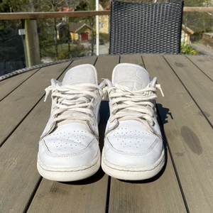 Jordan 1 - Vita Jordan 1's. Köpta begagnade, har bara haft i 3 dgr. Slitna men användbara. Priset kan diskuteras!!