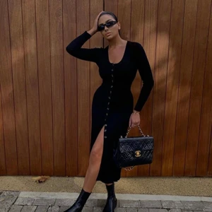 ZARA STICKAD SVART KLÄNNING S - Säljer denna jätte snygga populära ombloggade svarta stickade klänningen.  Från zara. Strl S. Helt ny med prislapp, ord pris 699kr.