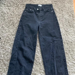 Jeans från NAKD  - Säljer jeans från NAKD då de tyvärr inte passar mig längre. De är högmidjade och ser ut som nya. 