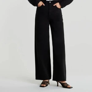 Jeans från GinaTricot  - Säljer ett par oanvända jeans från GinaTricot då de aldrig kommer till användning. Jeansen är högmidjade. 