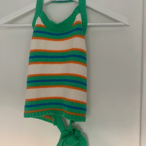 Topp - Somrig topp med öppen rygg från Zara. Köpt för ca 2 veckor sen och har aldrig använt den (lappen är inte kvar). Helt i nyskick! Om annonsen är kvar så finns toppen kvar!!