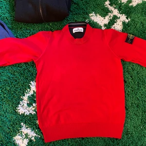 Stone island junior - Otroligt fin Stone island tröja köpt på NK Skick 9/10 använd 1 gång Storlek: 10/11 145 cm -150 cm köpare står för frakt/// inga byten 