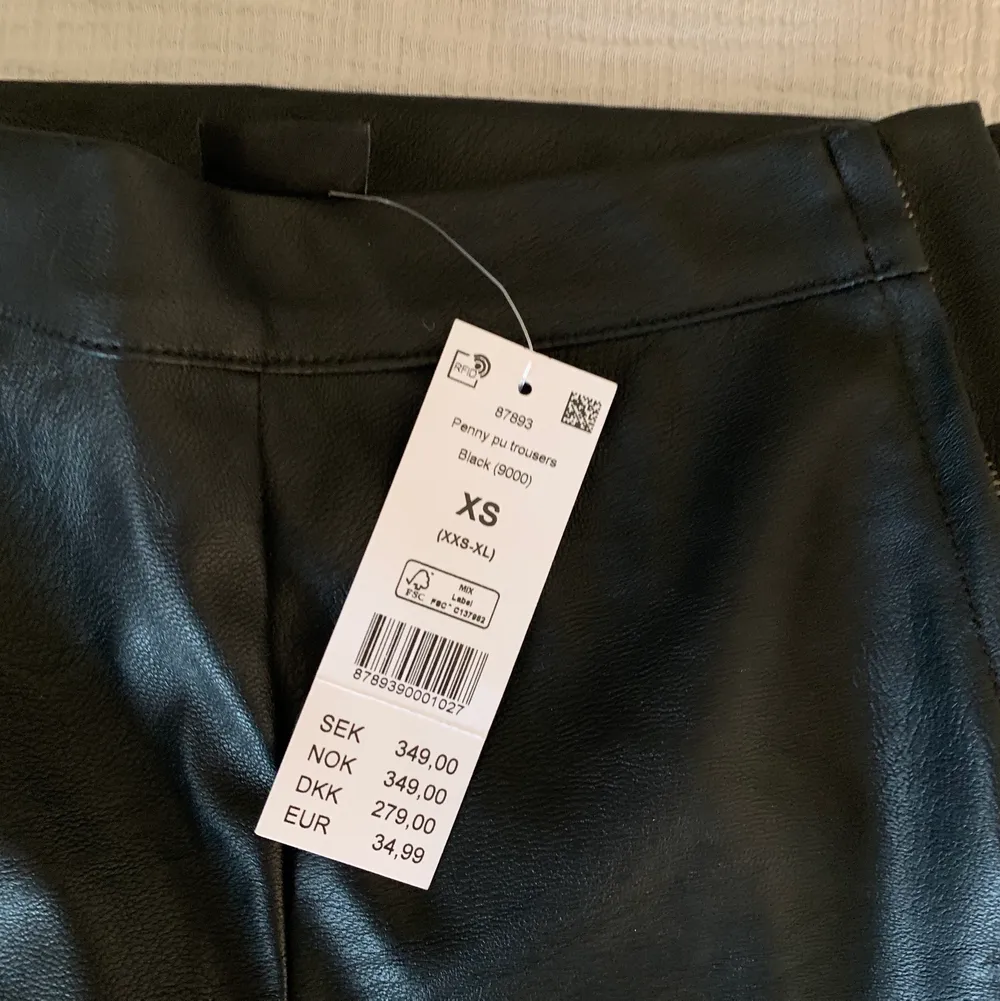 Säljer dessa fina byxor i skinnimitation från Gina Tricot i storlek xs. Helt nya, endast testade. Nypris 349 kr. 💞🥰. Jeans & Byxor.