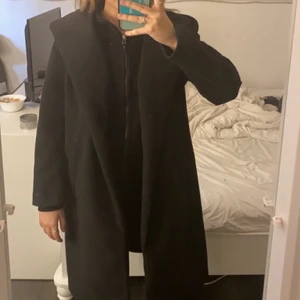 As fin kappa  - Säljer denna fina kappan i storlek xs men passar som s sitter fint band finns såklart med 🤍säljer för 400kr