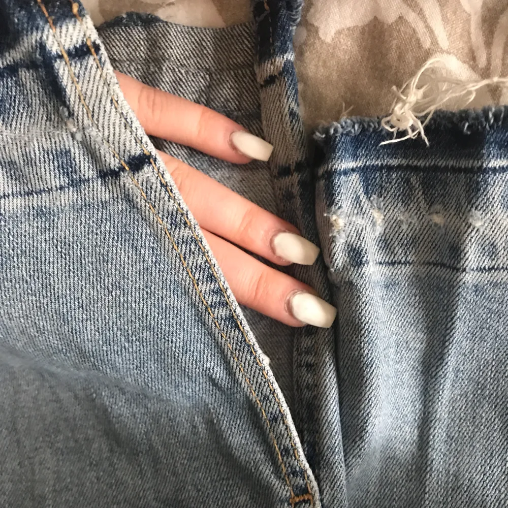 Säljer dessa skitsnygga jeansen med slits! Använda fåtal gånger och är i bra skick!🤍. Jeans & Byxor.