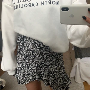 Kjol - Jättesöt kjol i tunt material men inte genomskinlig. Är lite lite kort för mig därför söker jag 😊 den är i gott skick. Lite liten i storlek