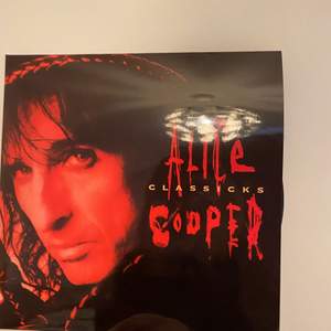 Alice Cooper Classicks Vinyl, du får 2st skivor i & 4 st sidor o lyssna på :) nyskick