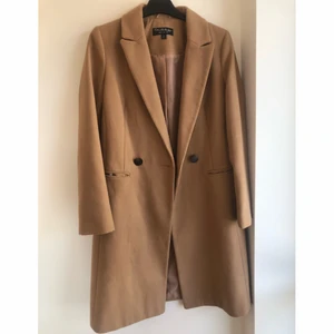 Kappa - Beige lång kappa, använd 2-3 gånger. 