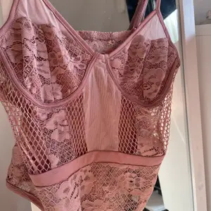 Rosa spetsbody från Pretty Little Thing köpt på Asos. Aldrig använd, endast testad. 🥰