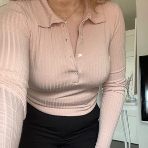 Tröja med krage  - Superfin tröjan med krage och knappar från nakd. Använd vid 2 tillfällen. Säljes då den inte kommer till användning längre. 