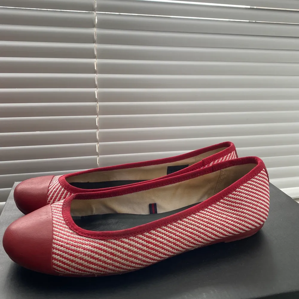Säljer dessa röda tommy hilfiger ballerinaskor i storlek 38, passar även de som har en större 37a och mindre 39a!! Skorna är lite slitna därför säljer jag de för, 200kr. Letar efter snabba affärer, inga oseriösa köpare!!💗 . Skor.