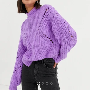 stickad tröja strl S - Fin och mysig stickad tröja ifrån Bershka! Använt väldigt få gånger.☺️ Första bilden är på modellen från hemsidan. Storlek S!  100kr+frakt (köparen står för frakten) 💜 Finns hund i hemmet men tröjan är nytvättad.