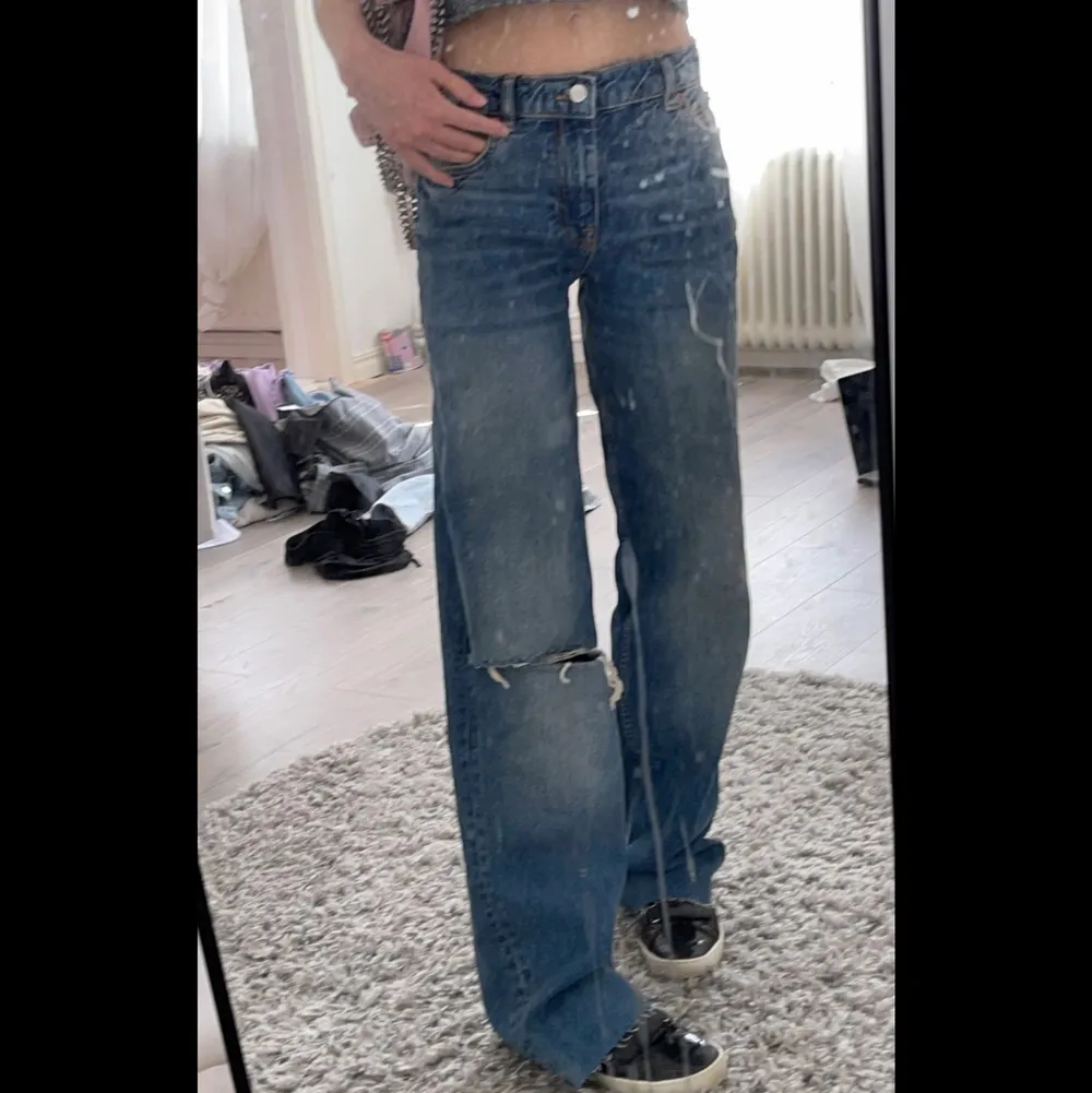 Helt oanvända och slutsålda jeans ifrån zara, är 170 och dessa är alldeles för långa för mig men meningen är att man ska klippa till den längden som passar. Köparen står för frakten på 66 kr! Lappen är kvar. Jeans & Byxor.