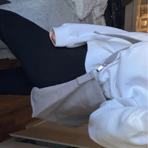 Grå väska  - En ljusgrå väska som är väldigt rymlig och så fin, perfekt storlek då den inte är för stor men inte heller för liten, köpt på zalando för ganska längesen så är osäker om den finns kvar!