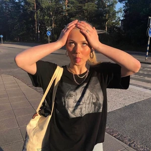 The cool elephant tröja  - Säljer denna snygga t-shirt från the cool elephant. Superbra kvalitet och använd några gånger bara. köpte den för 340+frakt