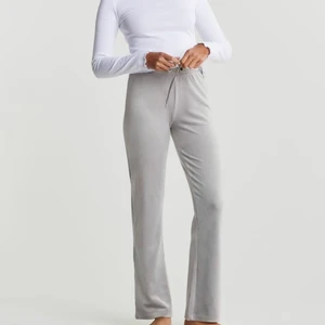 Mjukisbyxor gina - Säljer dessa slutsålda Gina tricot mjukisbyxorna🤍☺️