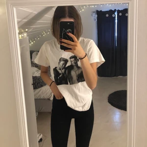 Marcus & Martinus T-Shirt - Säljer min kusins Marcus och Martinus T-shirt. Säljes pga att den ligger och skräpar i garderoben. Storlek S. Sitter även bra på mig som är XS!  Pris 250:- tillkommer frakt om dem ska skickas! Vid frågor skicka gärna meddelande och fråga 💗