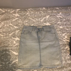 Kjol - Säljer en jätte fin kjol från 157! Jätte bra skick och kommer inte till användning!❤️Är jätte stretchig i materialet!!!