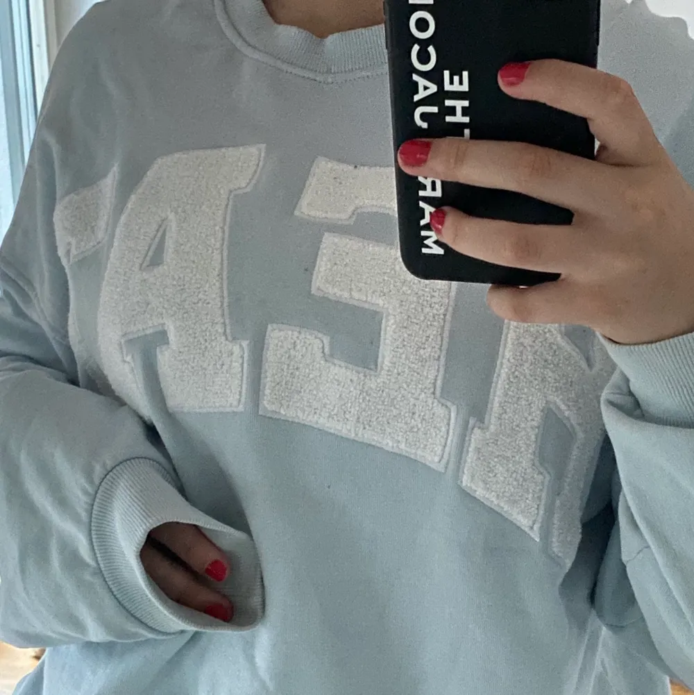 mysig sweatshirt från weekday, bra kvalite och mysig tröja. Storlek S men är ändån lite oversized😊 Köptes för 400 kr men säljer för 175 kr🥰. Tröjor & Koftor.