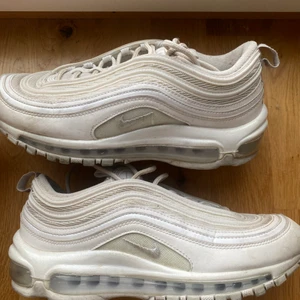 Nike Air Max 97 - Vita Nike air Max 97 som säljes pga att dem inte kommer till användning länge. Bra kvalite och mycket bekväma. Reflex finns på skorna som syns när man tar blixt eller använder skorna när det är mörkt. Skriv till mig om du är intresserad eller vill ha fler bilder på skorna💗🤗Det är en strl 39 men skulle även säga att de passar dem som har 38 i skorstorlek. PRIS GÅR ALLTID ATT DISKUTERAS🥰