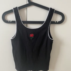 svart kort y2k linne med ros  - säljer detta fina linnet som är köpt för något år sedan. storlek S, men väldigt stretchig och skulle passa xs-m. :) priset och frakten kan diskuteras. 💕