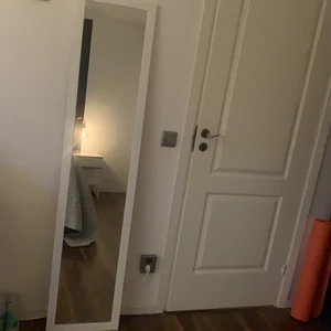 Spegel  - Säljer denna fina spegel. Bredd 38 cm höjd 165 cm. Hämtas endast. Säljer denna för 150kr 