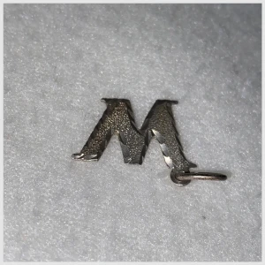 Hängsmycke - Hängsmycke med bokstaven M.                                            Frakt tillkommer!