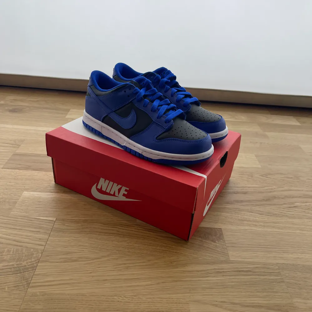 Dunk low hyper cobalt GS  Sizes: Eu 36,5/ us 4,5 fits 37/ us 5 Eu 39/ us 6,5 fits 39,5-40/us 7 Bid from 1299 bin 1599 Trusted Seller 35 plus refs!✅ ig @official_shrimp_shoes  Brand new all og comes with receipt.  Dm or comment for more info, pictures or if you are interested.  Meet up in Stockholm or shipping inside of EU!. Skor.