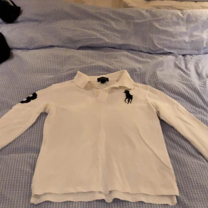 Fina barn/ungdoms märkes kläder säljes! - Första bilden: En fin långärmad Ralph Lauren Piké som inte är allt för använd då den växtes ur snabbt efter köpet. Strlk: (pojke 14-16år) 300kr Andra bilden: En fin marinblå Gant tröja till pojkar på ca 15 år (enligt storlek) 250kr Tredje bilden: En fin Rosa Ralph Lauren piké med holkärm i storlek XS. Endast använd ett fåtal gånger därmed är i ett väldigt fint skick. 300kr