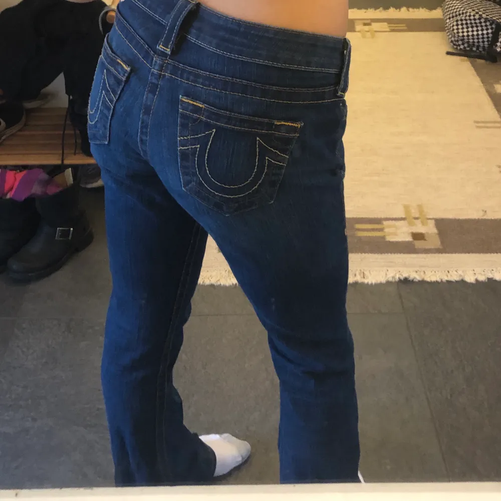 Jeans från True Religion i modellen Carrie, ca 80 cm i innerbenslängd och långa på mig som är 164! frakt 66 kr 💗. Jeans & Byxor.