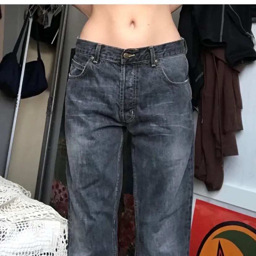 Sjukt snygga vintage Lee jeans, köpta på plick men passade tyvärr inte. Står w36 l36 men skulle säga mer w30-32, visade på en w28-29 177cm. . Jeans & Byxor.