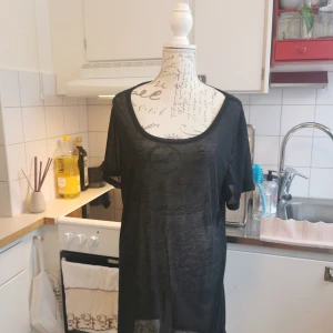 Genomskinlig topp från HM i storlek L - Genomskinlig topp från HM i storlek L, snygg som oversize på mindre storlekar eller till stranden ☀️